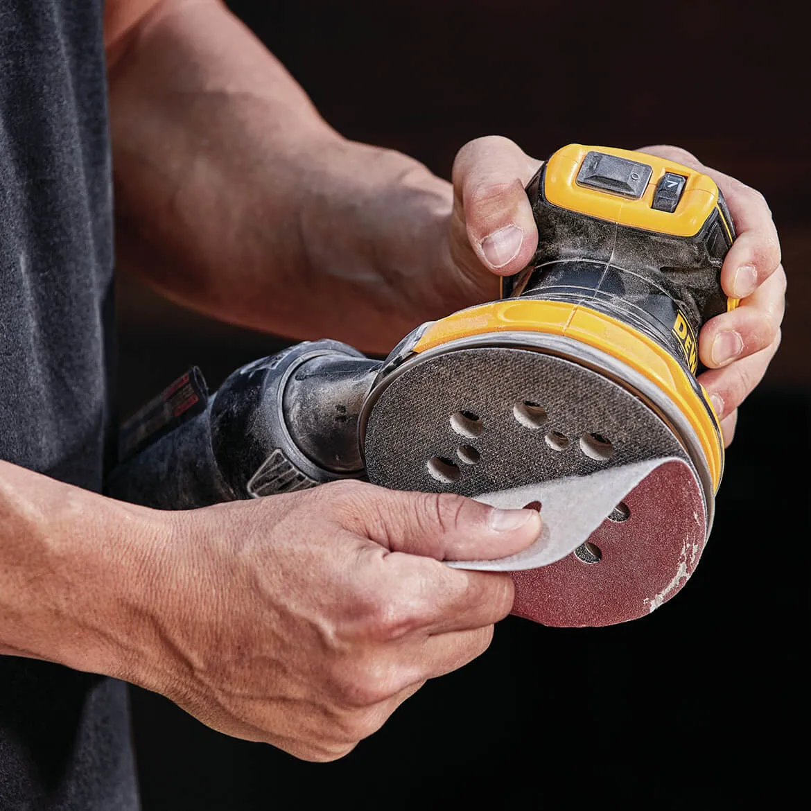 DeWALT DCW210D1 20V 5-Inch 2.0Ah Brushless Random Orbital Sander Kit