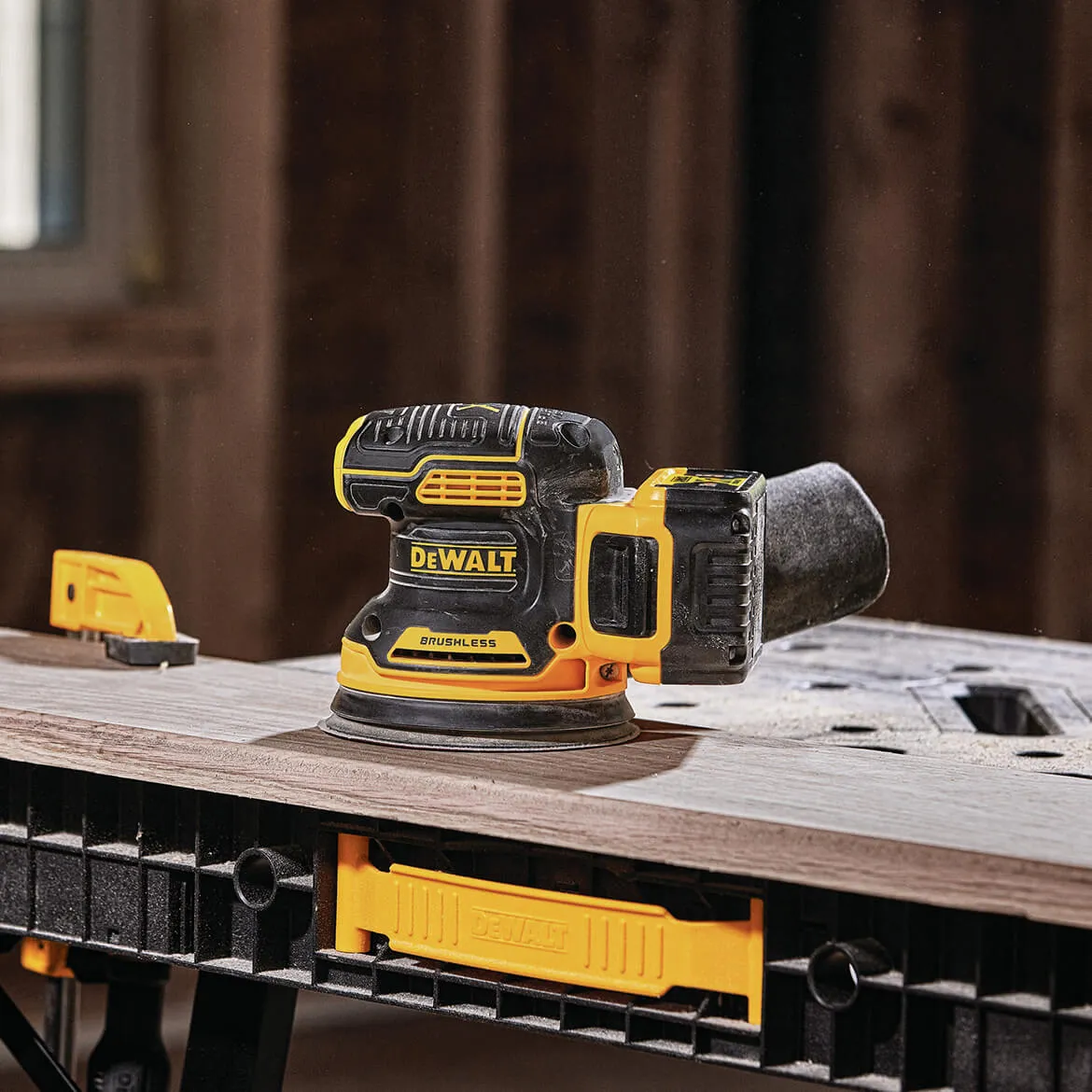 DeWALT DCW210D1 20V 5-Inch 2.0Ah Brushless Random Orbital Sander Kit