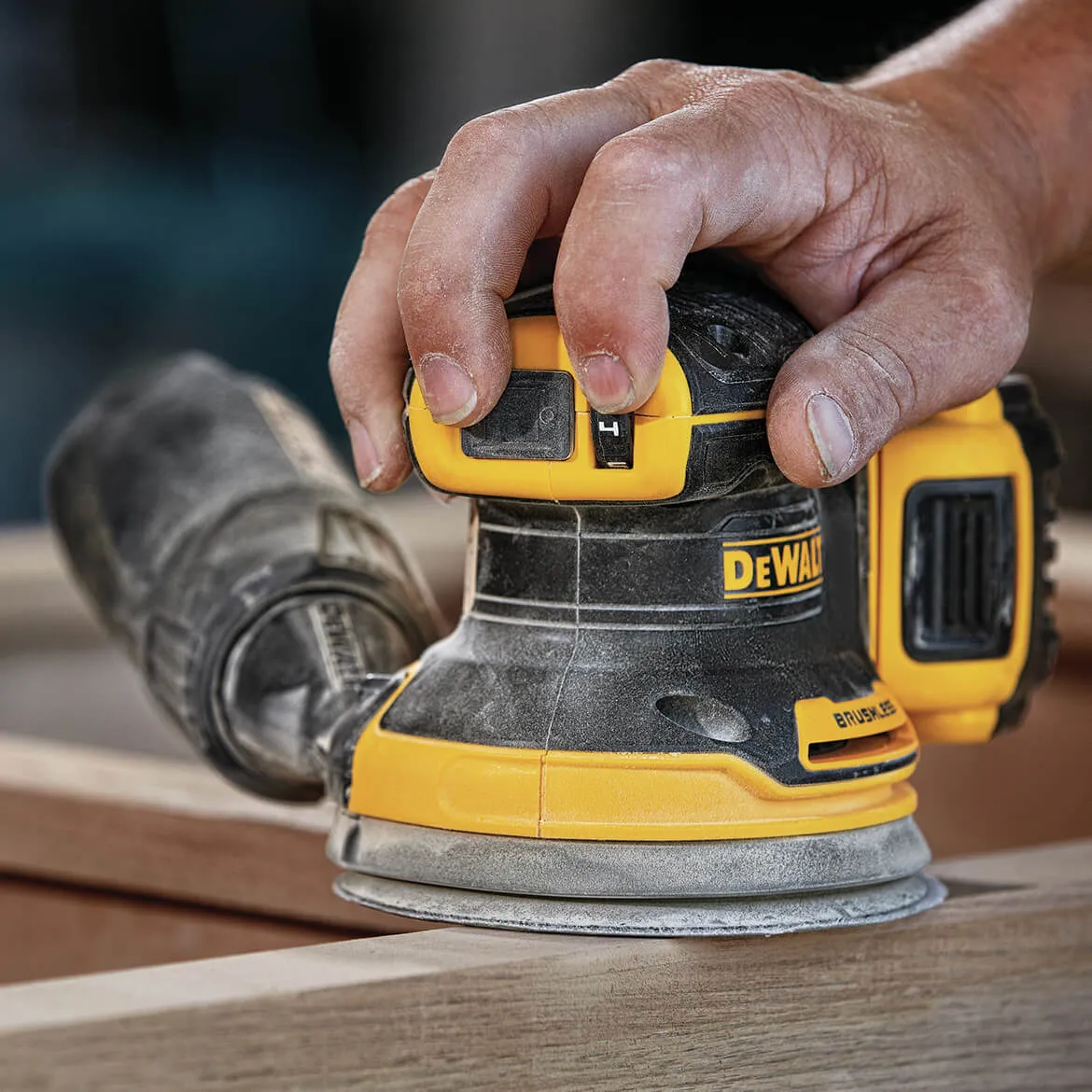 DeWALT DCW210D1 20V 5-Inch 2.0Ah Brushless Random Orbital Sander Kit