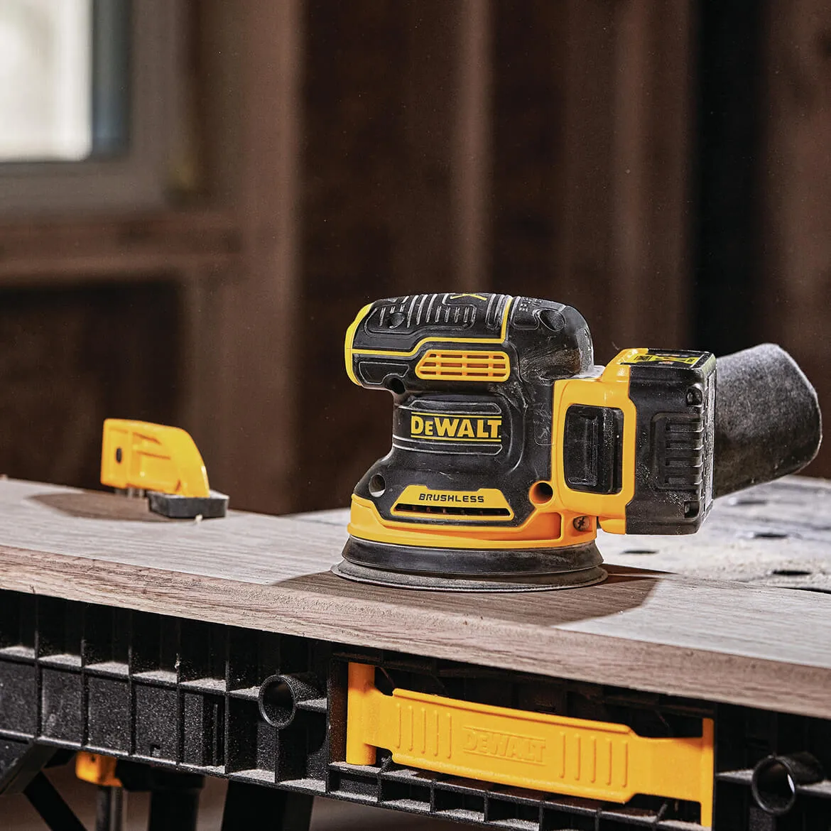 DeWALT DCW210P1 20V 5-Inch 5.0Ah Brushless Random Orbital Sander Kit