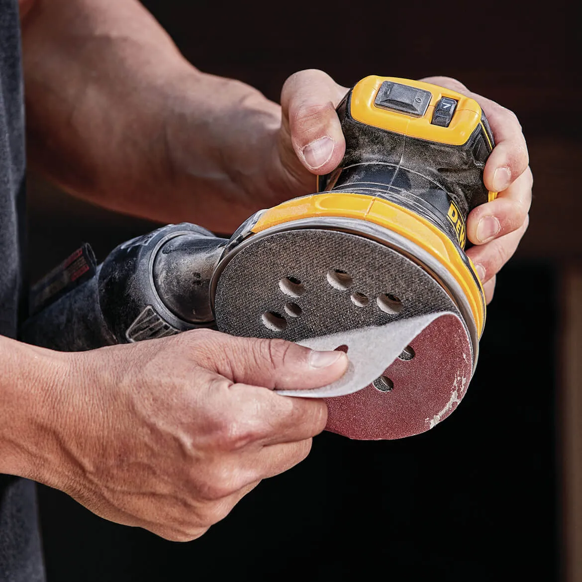 DeWALT DCW210P1 20V 5-Inch 5.0Ah Brushless Random Orbital Sander Kit